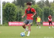 易游体育-足球荣耀之战，双方球队奋力拼搏争夺最后胜利的简单介绍