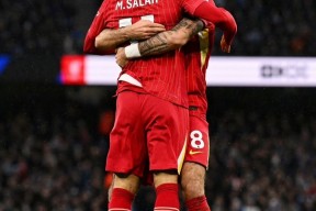 易游体育-利物浦逼平曼联，难分伯仲争夺冠军