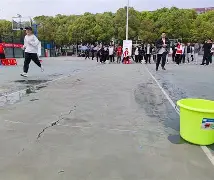 精彩纷呈的比赛让人沉浸其中修改病句